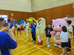 印旛地区少年の日･つどい大会～ボッチャ交流大会～でご当地キャラと記念撮影