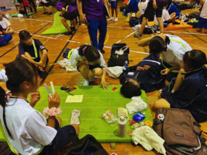 第34回オールナイトハイクの休憩所で休む様子
