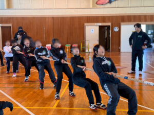 青少年相談員杯練習で声を上げて綱を引く姿