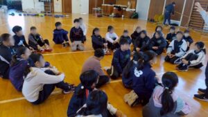 青少年相談員杯 練習の説明を聞く子供達
