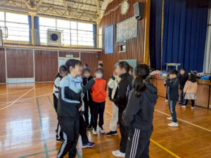 青少年相談員杯練習で仲間と相談する姿