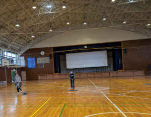 青少年相談員杯練習後の掃除をする子供達