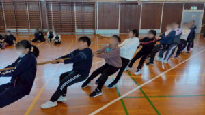 青少年相談員杯練習で試合を体験する児童達